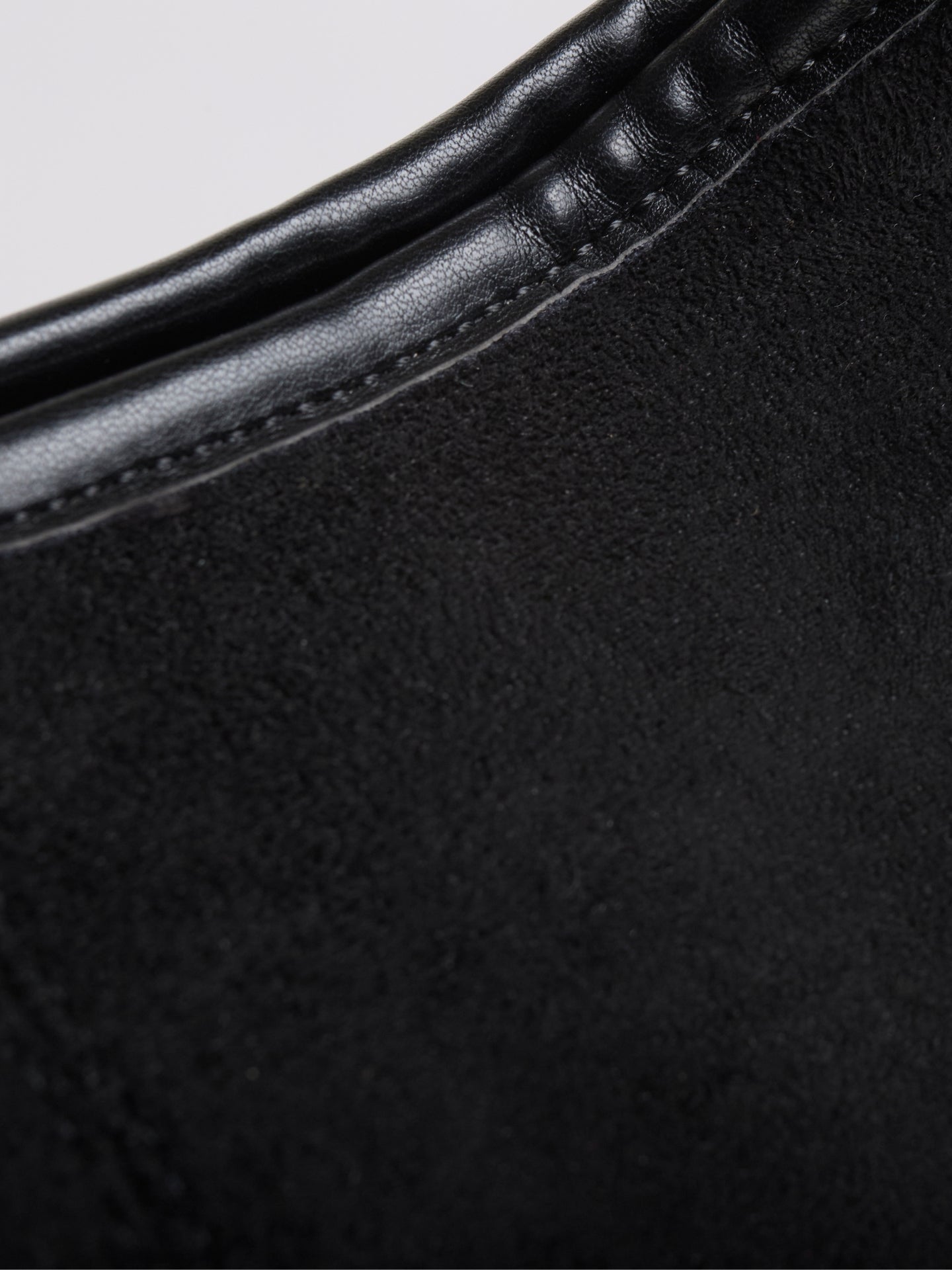 Schwarze Wildleder Schultertasche Damen – Minimalistisches & Geräumiges Design