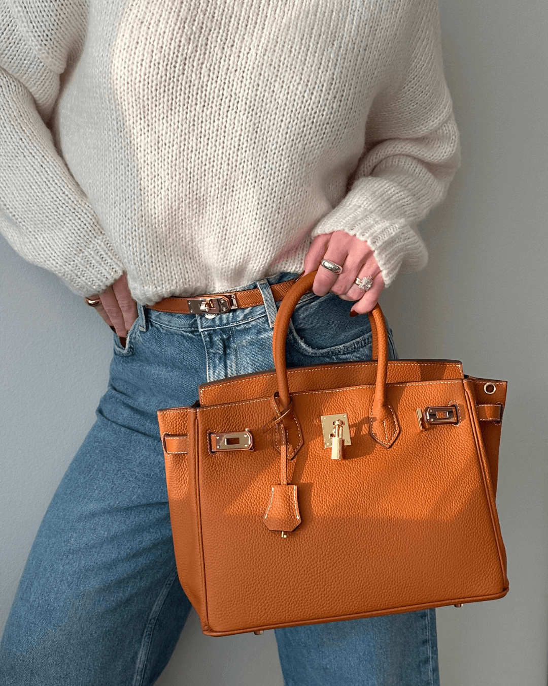Ikonische Luxus-Handtasche aus veganem Leder mit goldenen Akzenten – Stilvolles Design für Damen