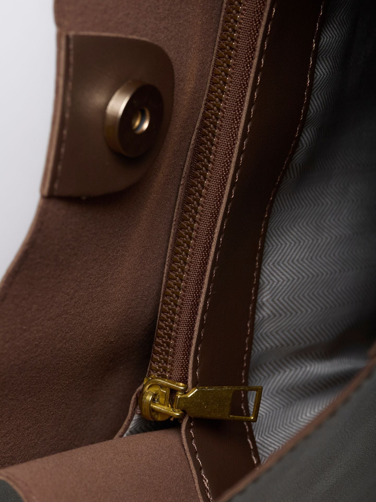 Minimalistische Schultertasche Damen – Schwarz & Braun, Geräumig & Elegant