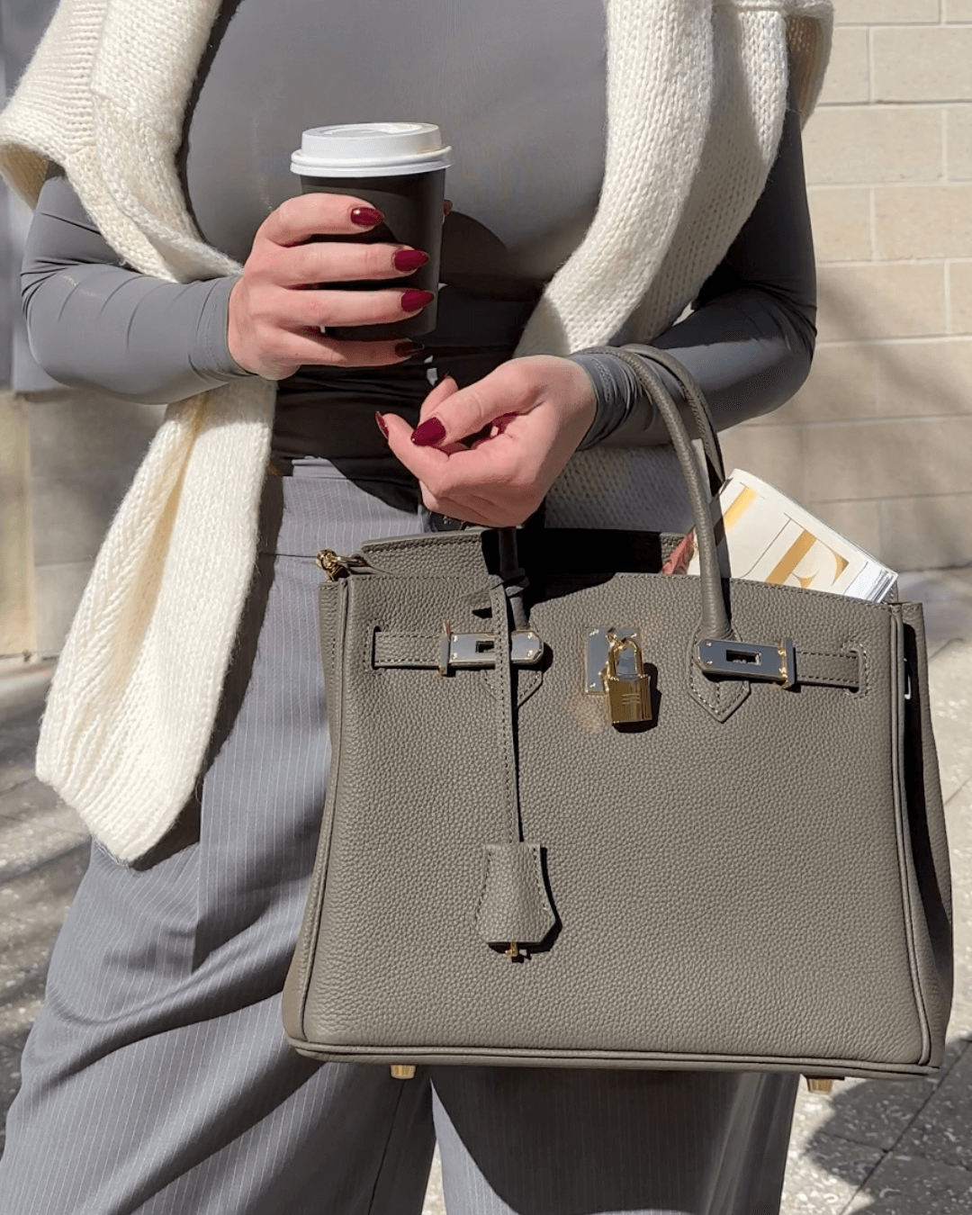 Ikonische Luxus-Handtasche aus veganem Leder mit goldenen Akzenten – Stilvolles Design für Damen