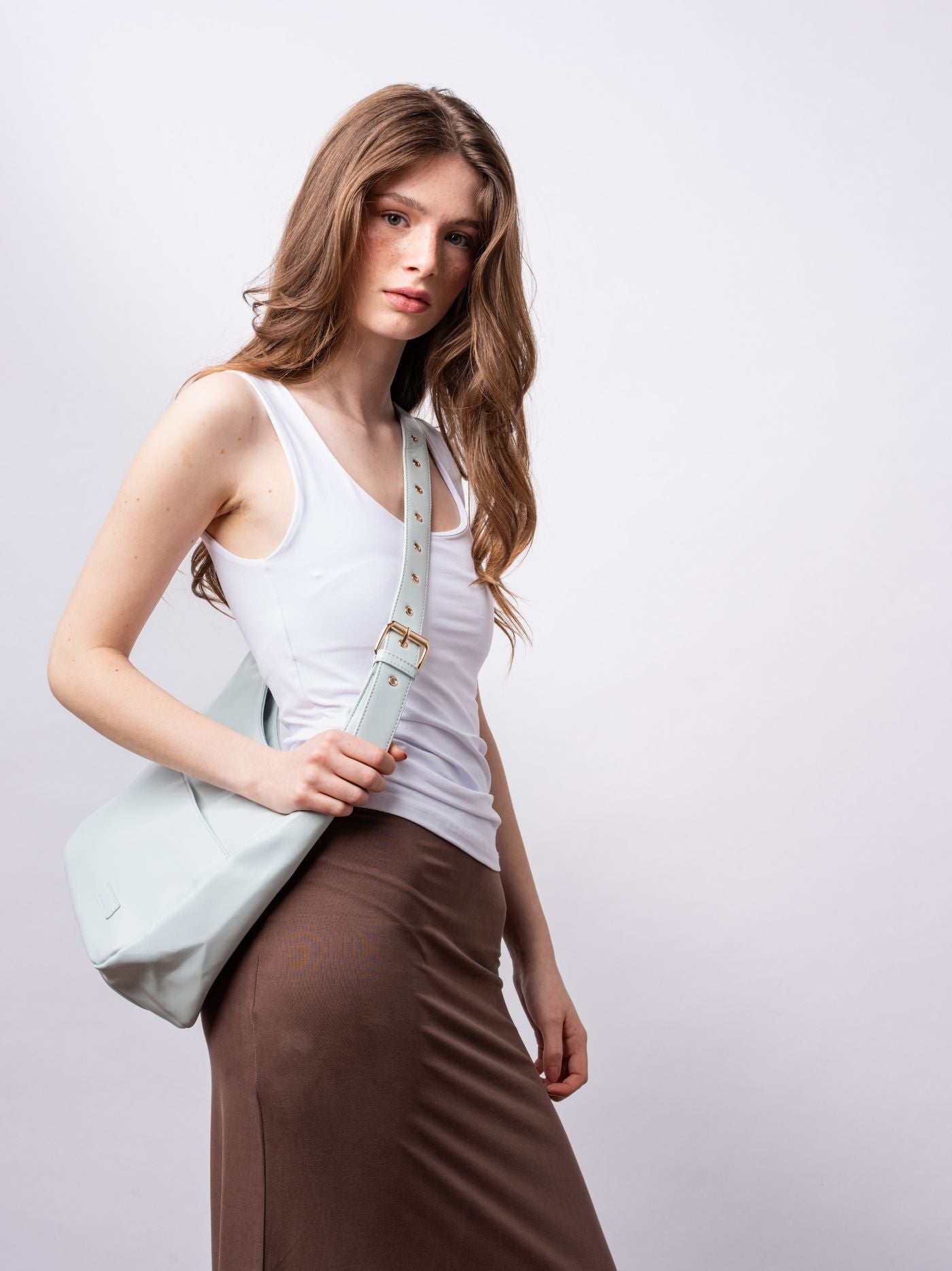 Schwarze Schultertasche Damen – Minimalistisches & geräumiges Design aus veganem Leder