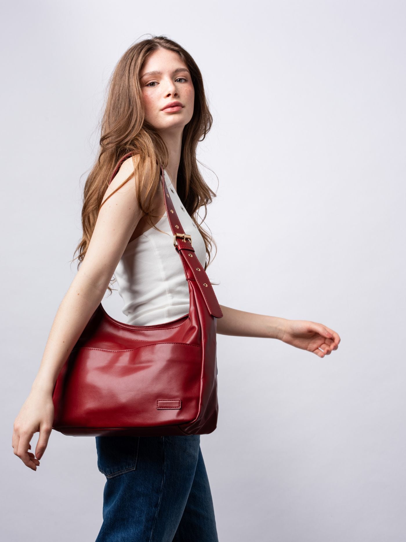 Schwarze Schultertasche Damen – Minimalistisches & geräumiges Design aus veganem Leder