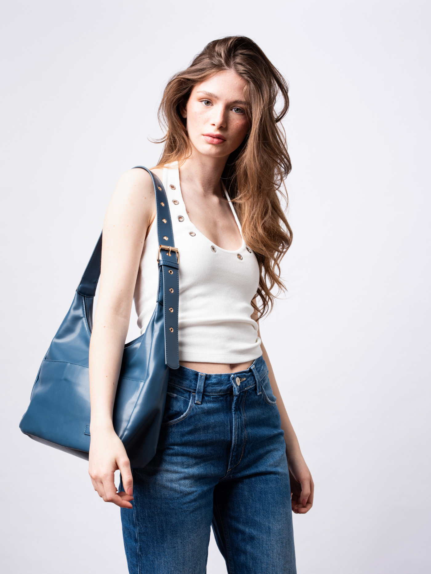 Schwarze Schultertasche Damen – Minimalistisches & geräumiges Design aus veganem Leder