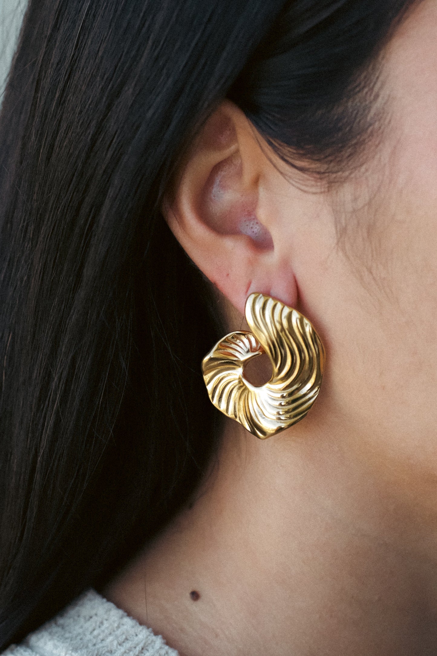 Goldene Statement-Ohrringe aus Edelstahl – Hypoallergen & nickelfrei