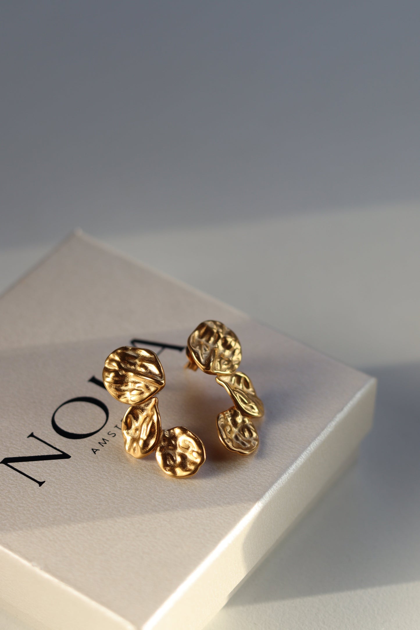 „Goldene Statement-Ohrringe – Organisches Design aus rostfreiem Stahl | Große, trendige Hypoallergen Ohrringe