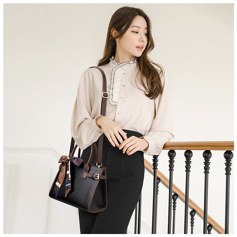 Chice Beige Handtasche mit Schal-Detail – Edle Schlangenstruktur aus veganem Leder