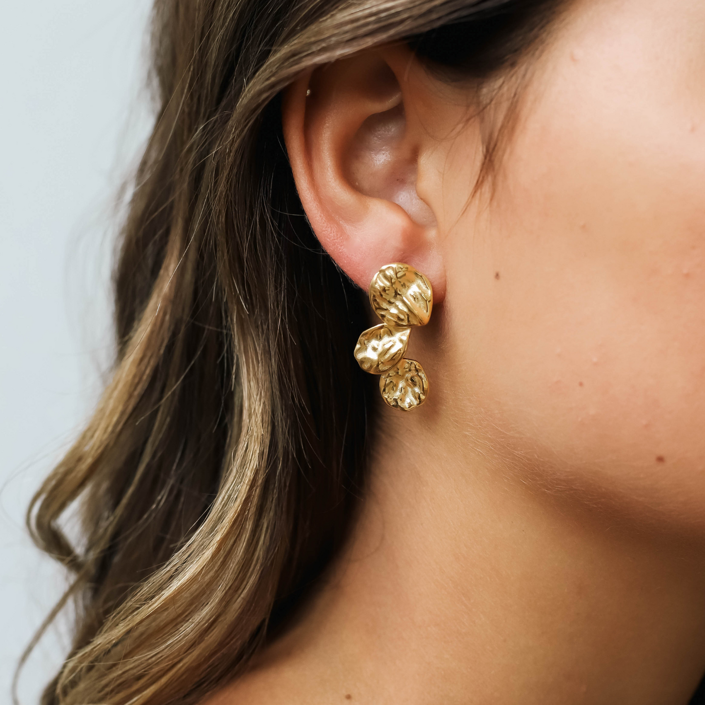 „Goldene Statement-Ohrringe – Organisches Design aus rostfreiem Stahl | Große, trendige Hypoallergen Ohrringe