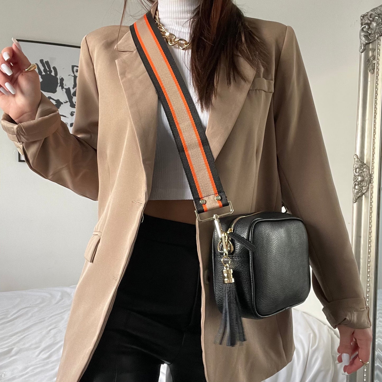 Schwarze Damen Schultertasche mit orange-beigem Streifenband – Trendige Crossbody Bag