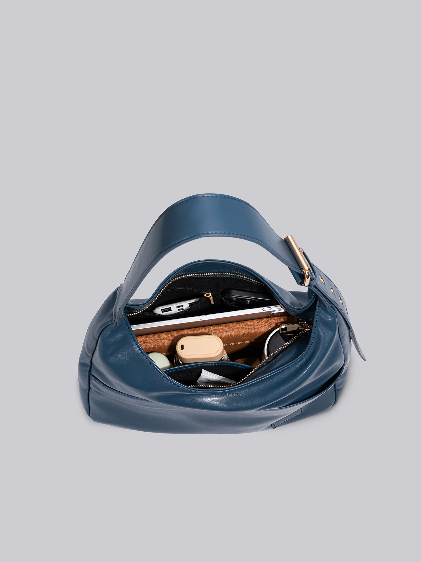Schwarze Schultertasche Damen – Minimalistisches & geräumiges Design aus veganem Leder