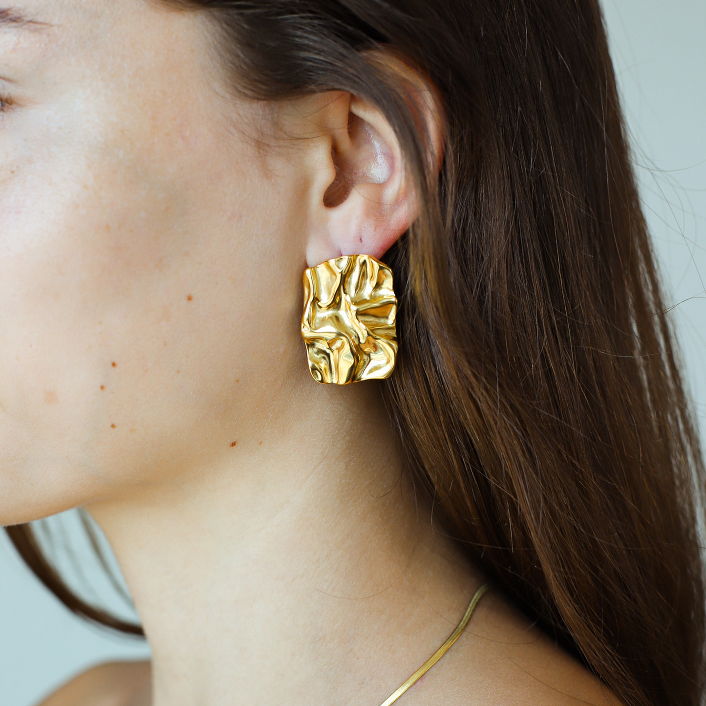 Goldene Statement-Ohrhänger mit geschmolzenem Design – Modern & Künstlerisch