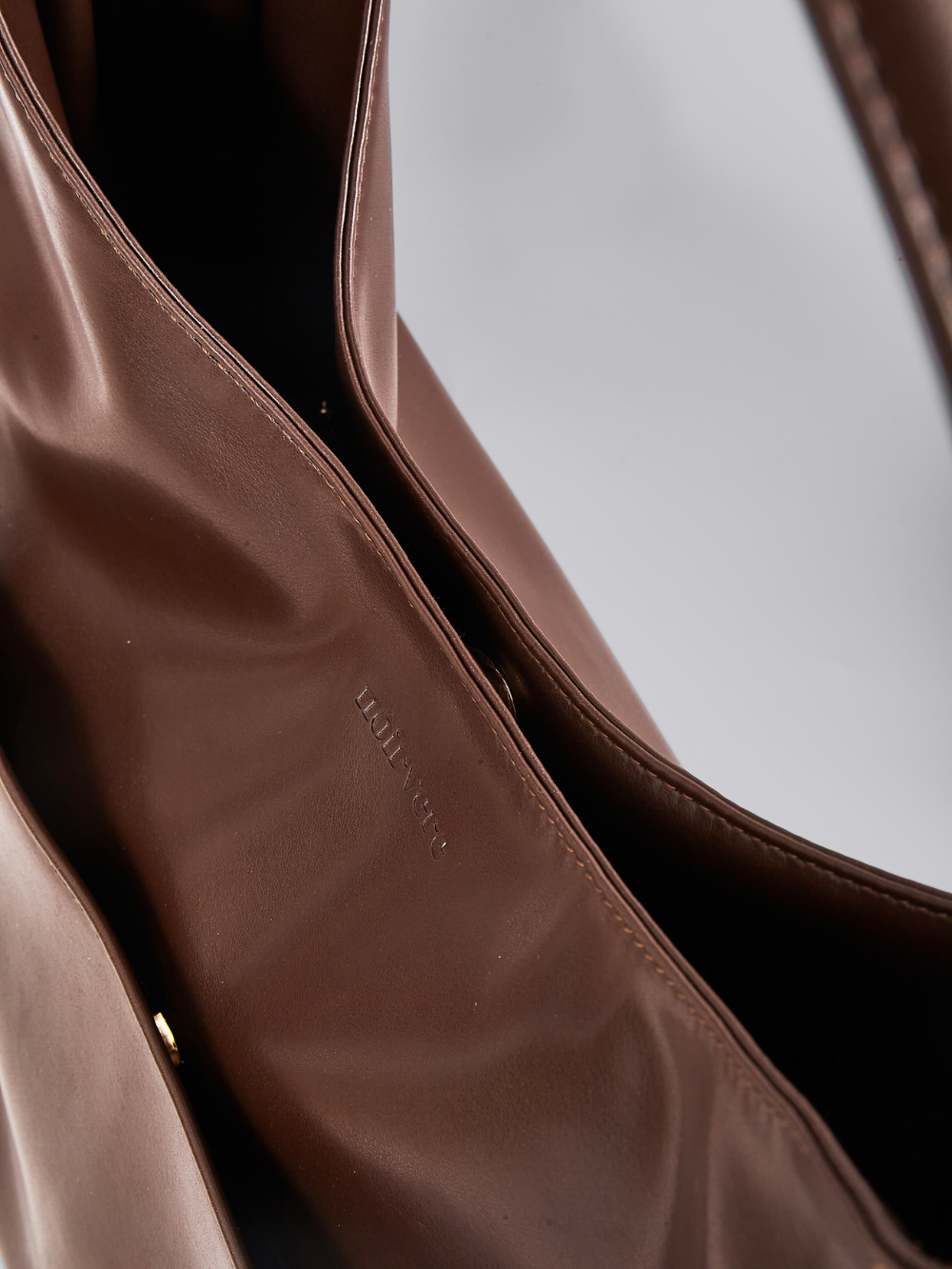 Geräumige Schwarze Schultertasche aus Veganer Leder – Minimalistisches Design