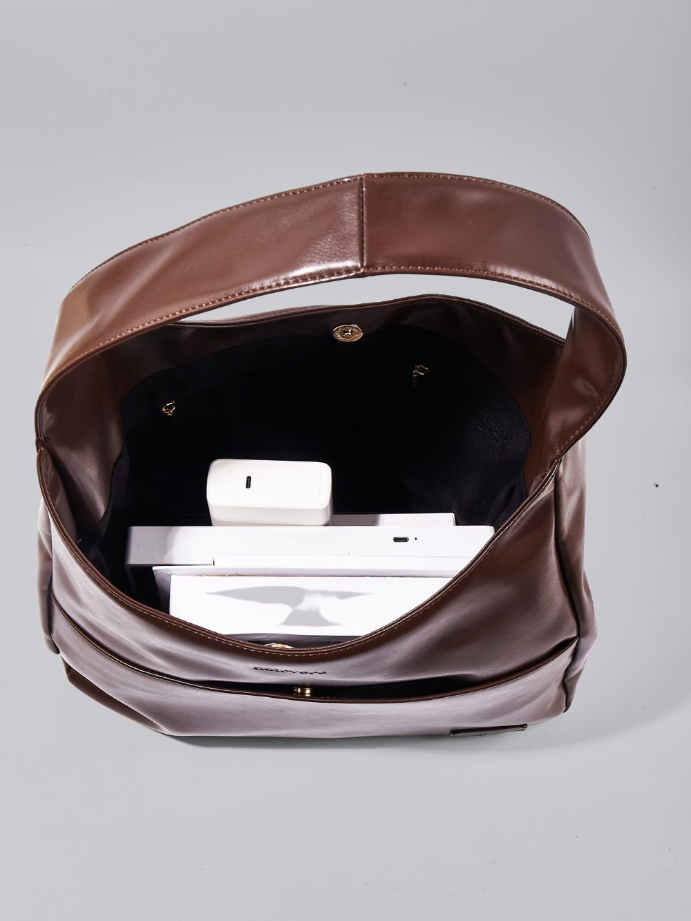 Geräumige Schwarze Schultertasche aus Veganer Leder – Minimalistisches Design