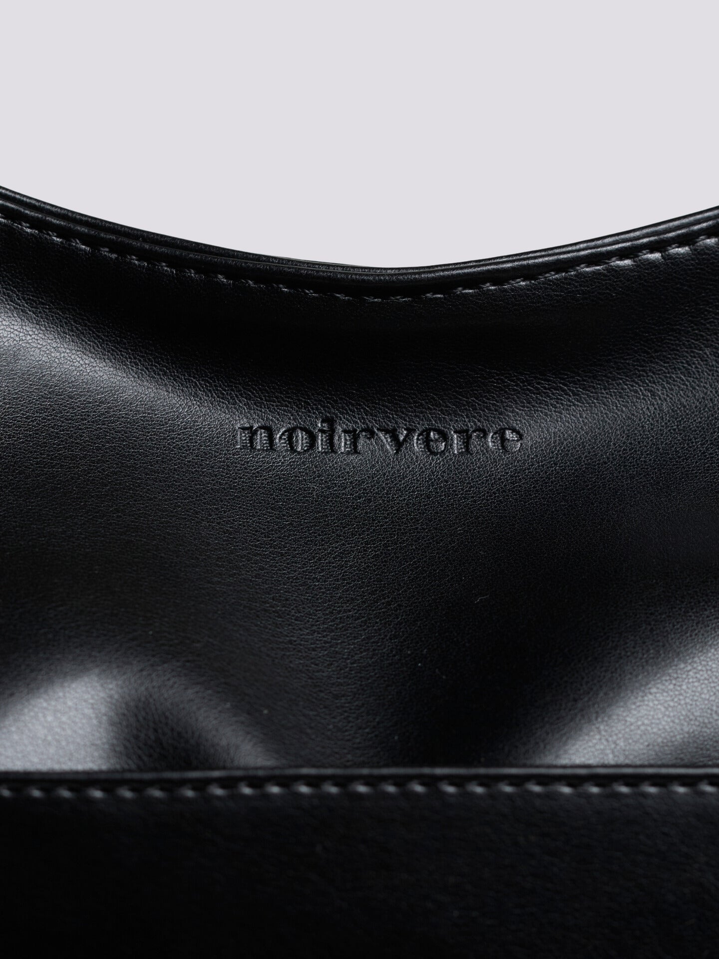 Geräumige Schwarze Schultertasche aus Veganer Leder – Minimalistisches Design