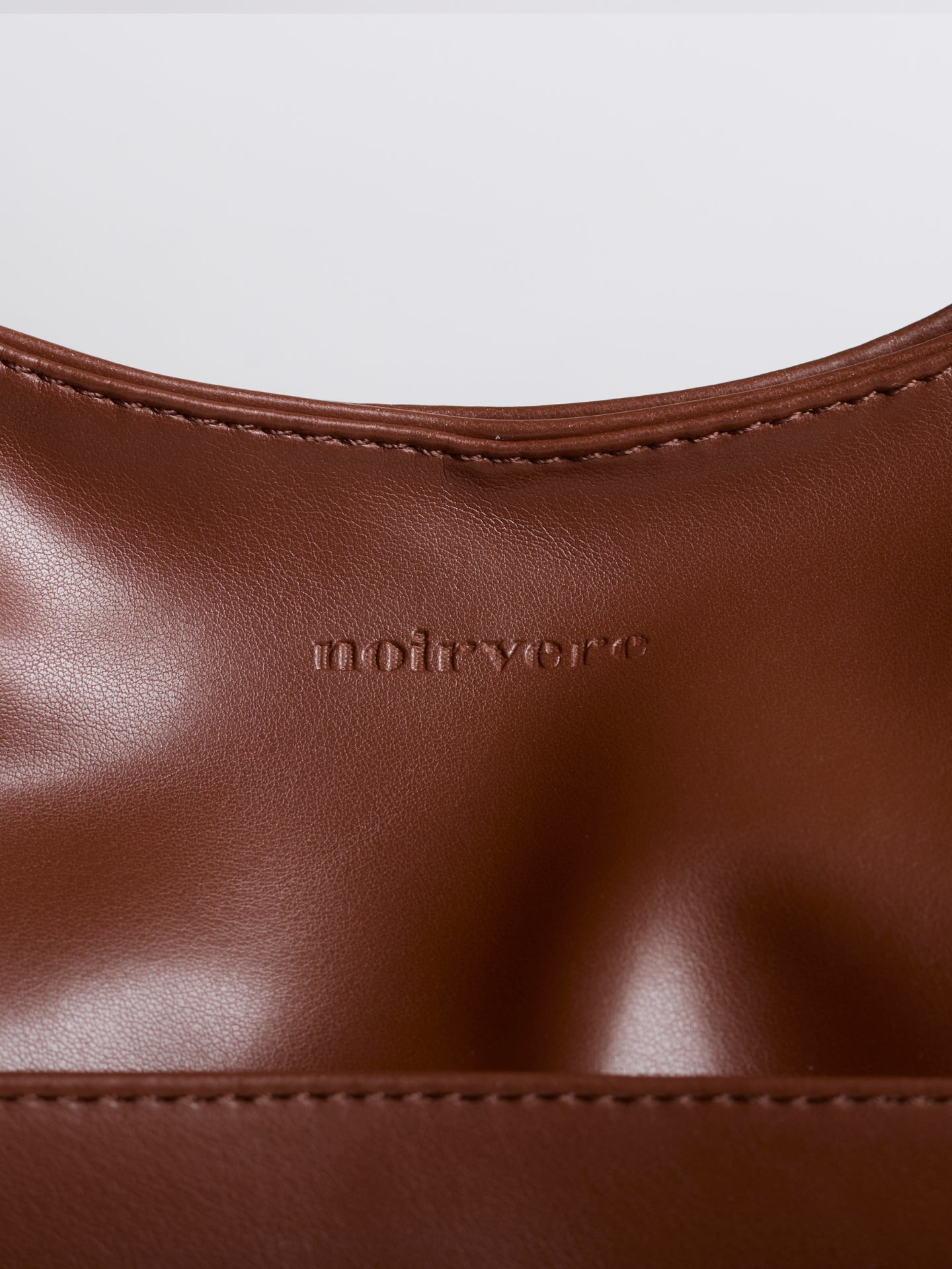 Geräumige Schwarze Schultertasche aus Veganer Leder – Minimalistisches Design