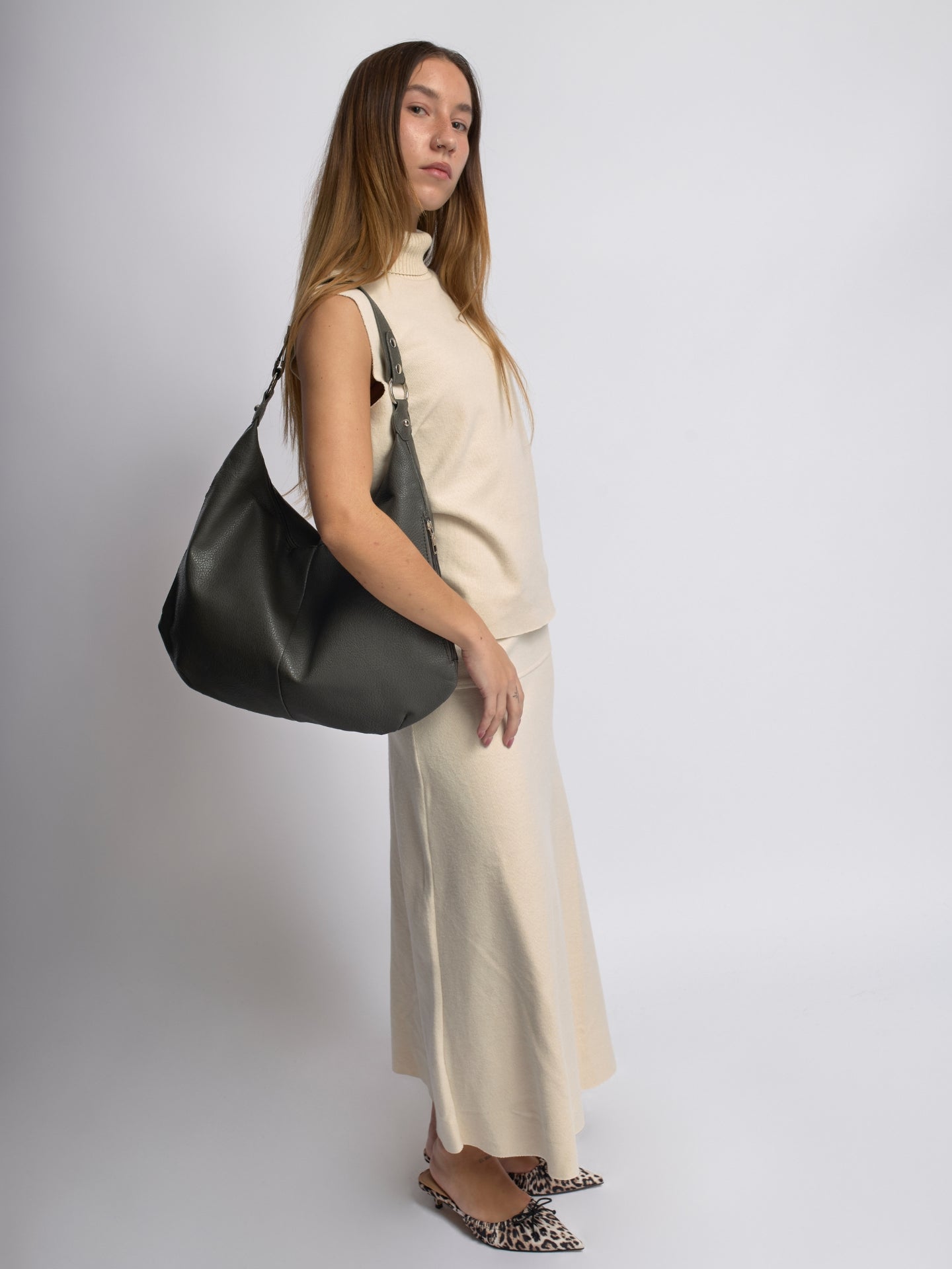 Große Schultertasche Damen – Veganes Leder in Schwarz & Lila