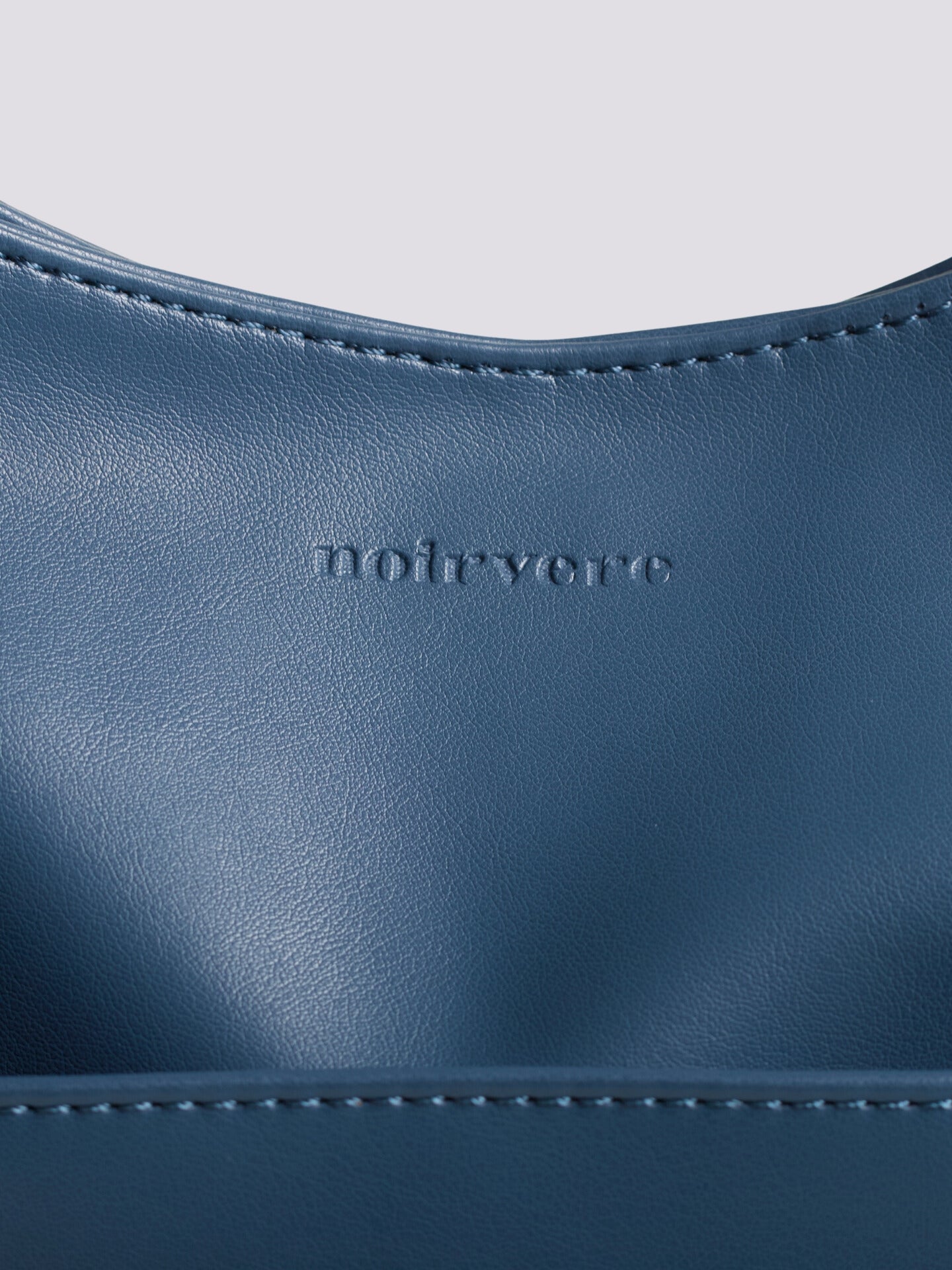 Geräumige Schwarze Schultertasche aus Veganer Leder – Minimalistisches Design