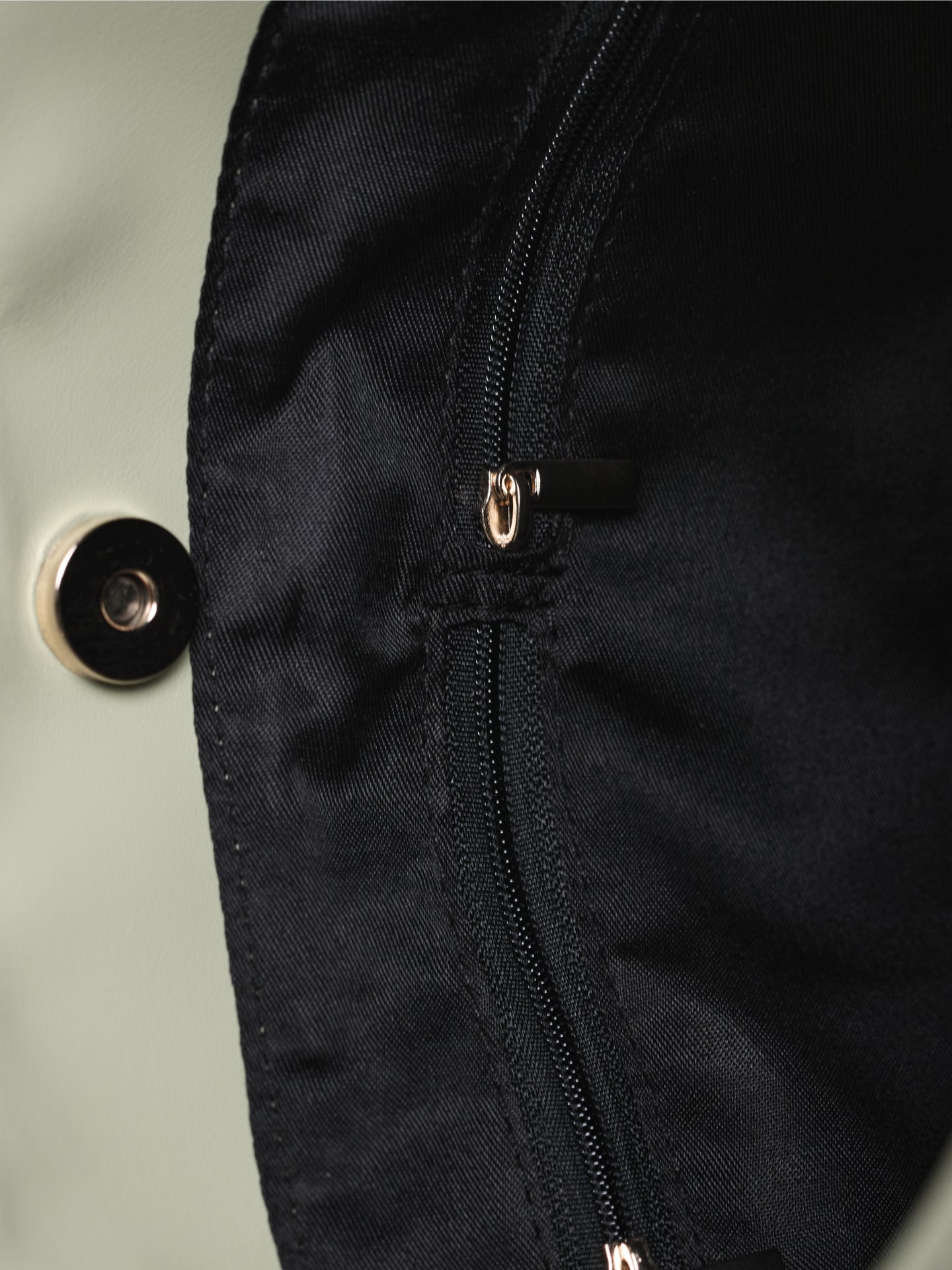 Geräumige Schwarze Schultertasche aus Veganer Leder – Minimalistisches Design