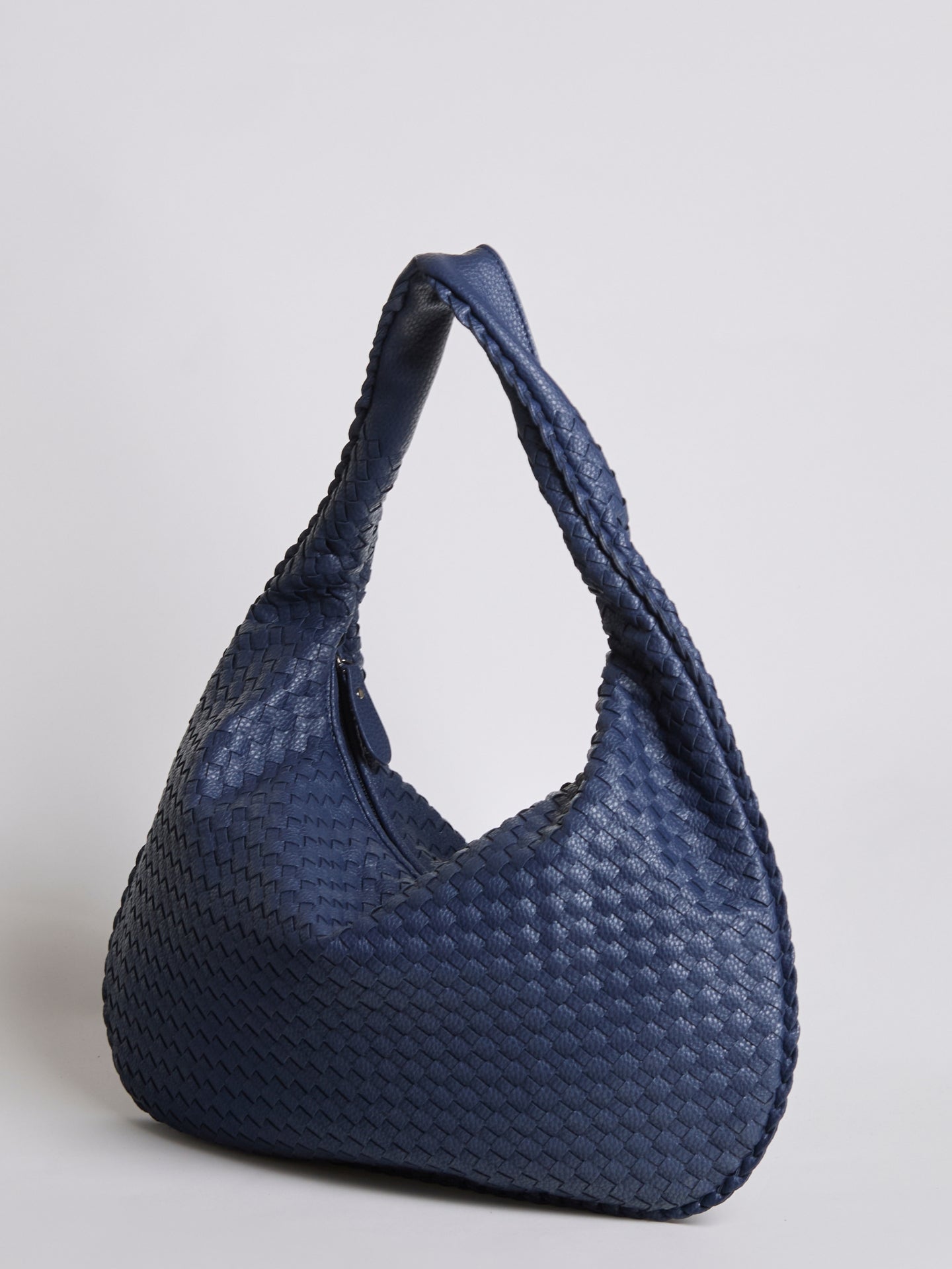 Luxuriöse Geflochtene Schultertasche für Damen – Schwarz und Rot – Geräumig & Stilvoll