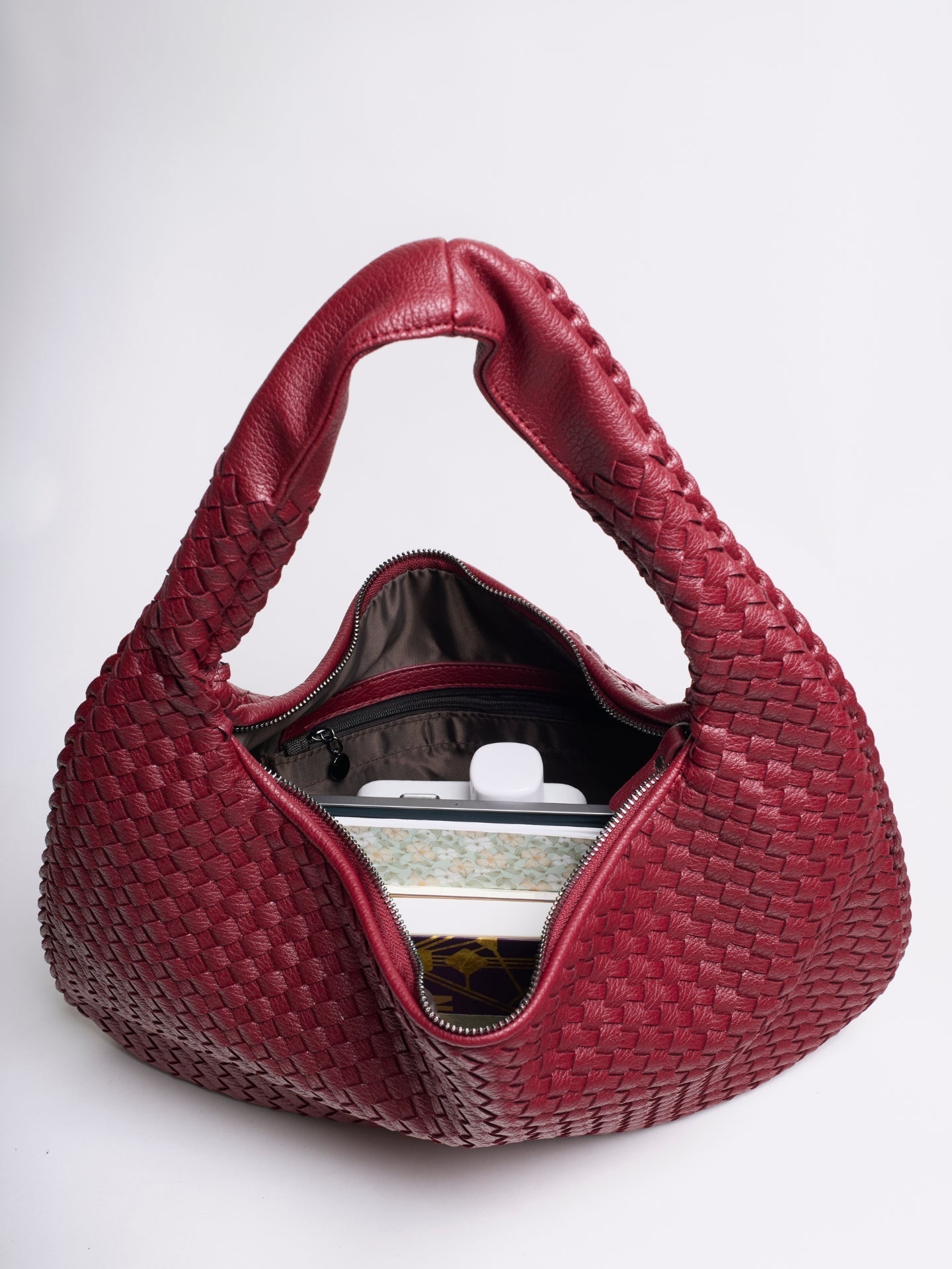 Luxuriöse Geflochtene Schultertasche für Damen – Schwarz und Rot – Geräumig & Stilvoll