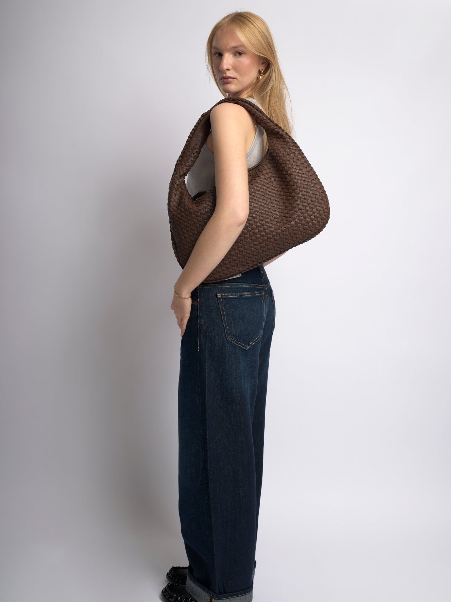 Luxuriöse Geflochtene Schultertasche für Damen – Schwarz und Rot – Geräumig & Stilvoll