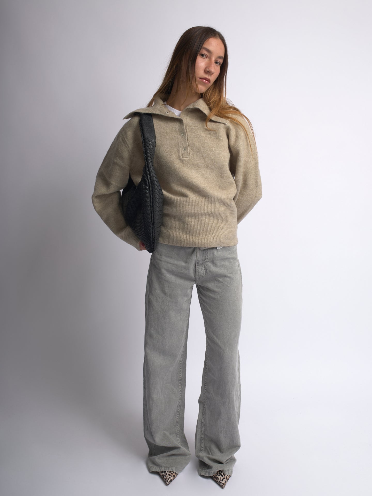 Luxuriöse Geflochtene Schultertasche für Damen – Schwarz und Rot – Geräumig & Stilvoll