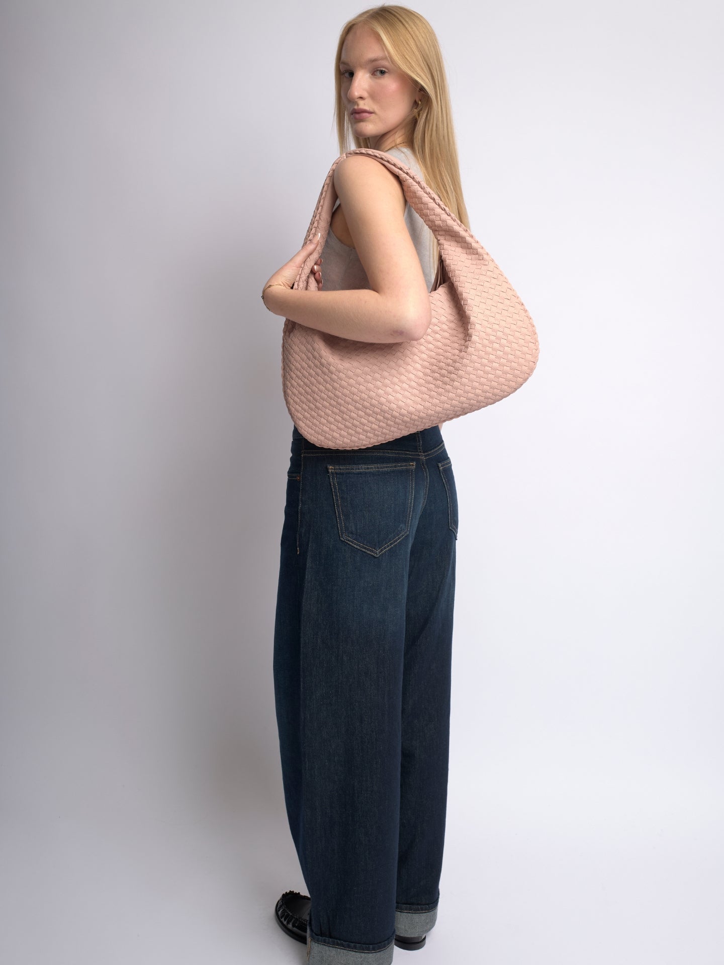 Luxuriöse Geflochtene Schultertasche für Damen – Schwarz und Rot – Geräumig & Stilvoll