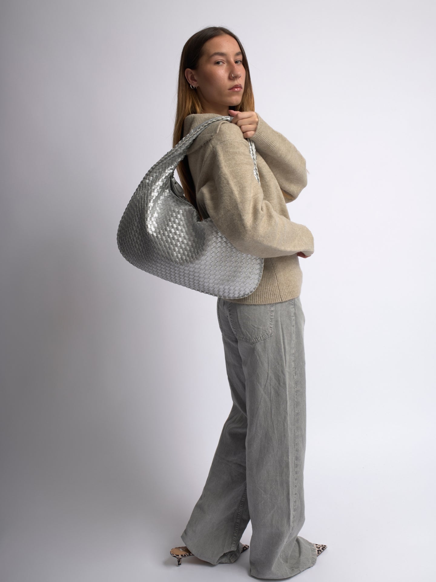Luxuriöse Geflochtene Schultertasche für Damen – Schwarz und Rot – Geräumig & Stilvoll