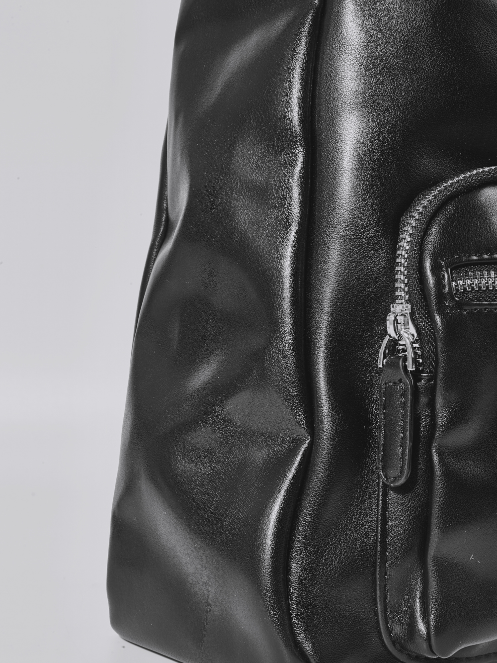 Moderne Schultertasche Damen mit Fronttaschen – Veganes Leder in Schwarz & Rot