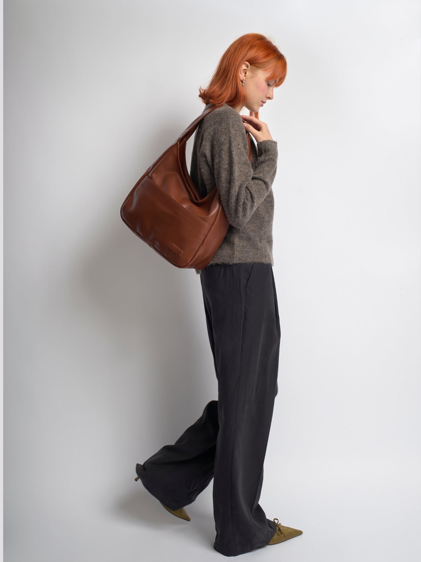 Geräumige Schwarze Schultertasche aus Veganer Leder – Minimalistisches Design