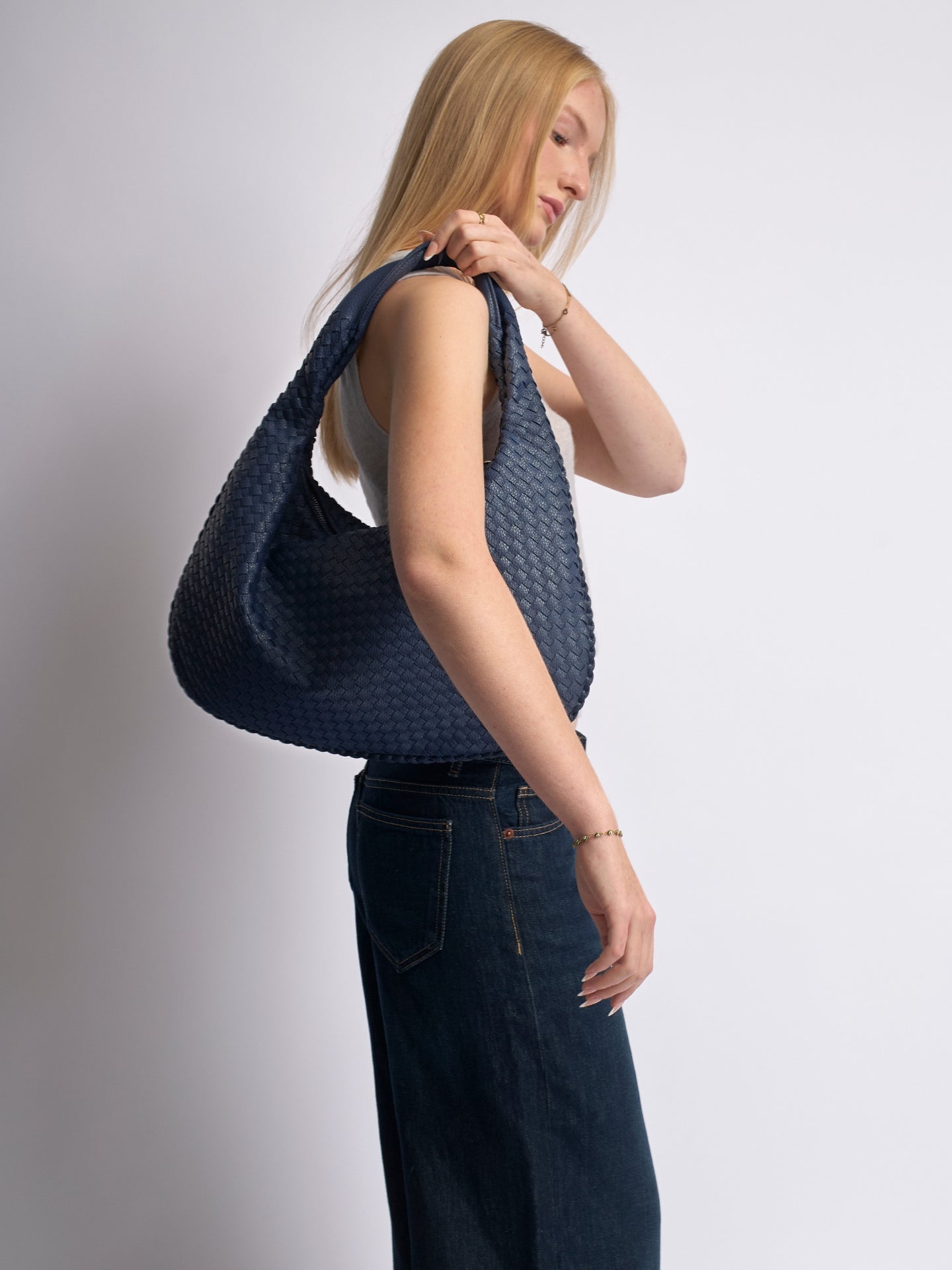 Luxuriöse Geflochtene Schultertasche für Damen – Schwarz und Rot – Geräumig & Stilvoll