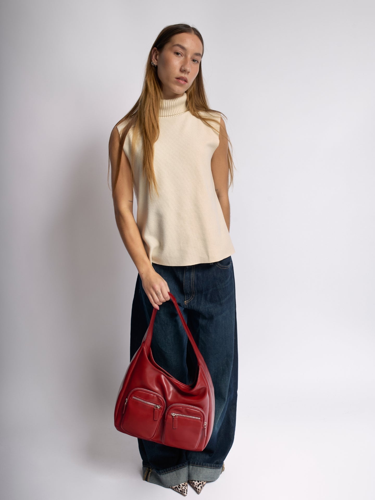 Moderne Schultertasche Damen mit Fronttaschen – Veganes Leder in Schwarz & Rot