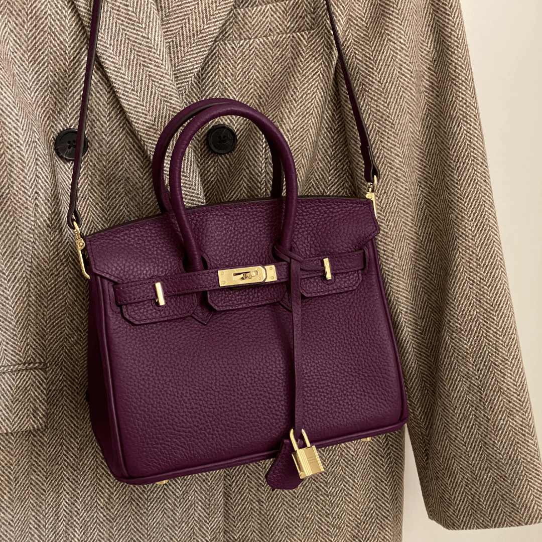 Ikonische Luxus-Handtasche aus veganem Leder mit goldenen Akzenten – Stilvolles Design für Damen