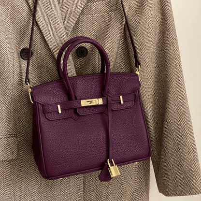 Ikonische Luxus-Handtasche aus veganem Leder mit goldenen Akzenten – Stilvolles Design für Damen