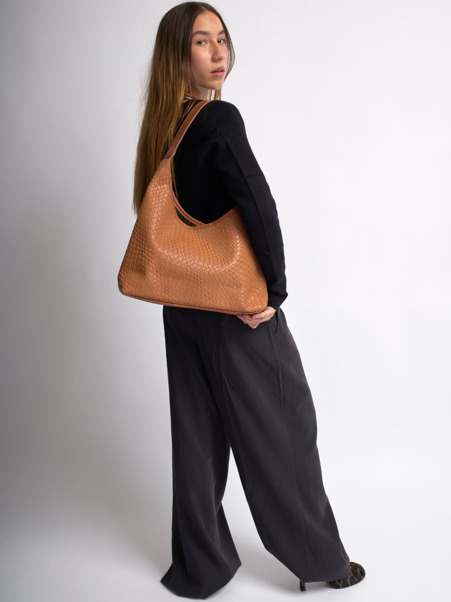 Luxuriöse Geflochtene Schultertasche mit Etui – Geräumig, Stilvoll & Nachhaltig