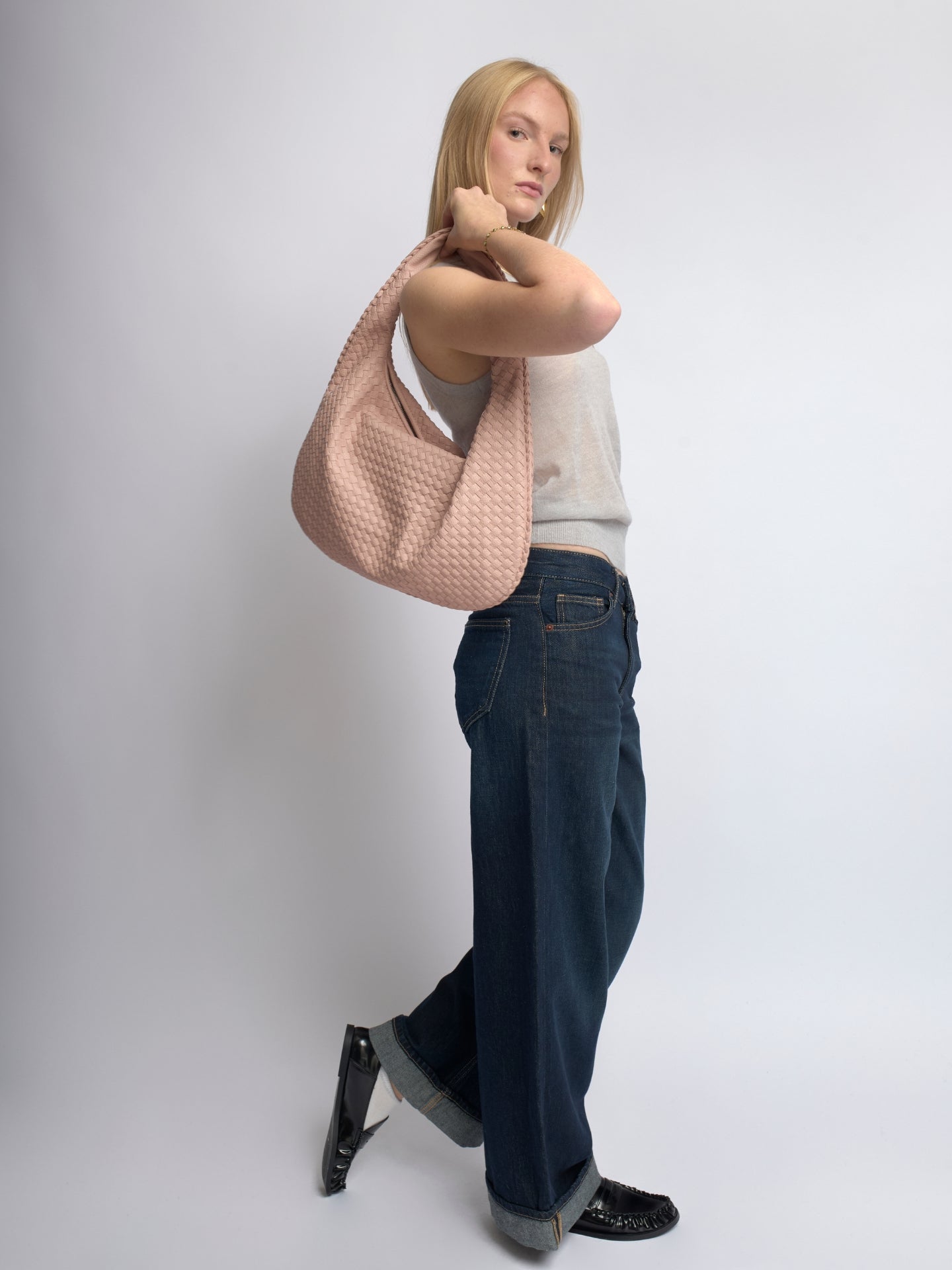 Luxuriöse Geflochtene Schultertasche für Damen – Schwarz und Rot – Geräumig & Stilvoll