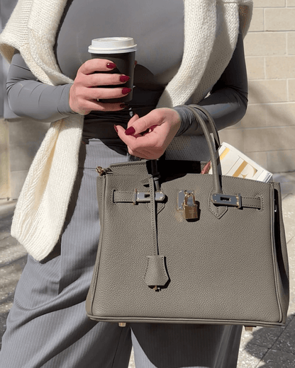 Ikonische Luxus-Handtasche aus veganem Leder mit goldenen Akzenten – Stilvolles Design für Damen
