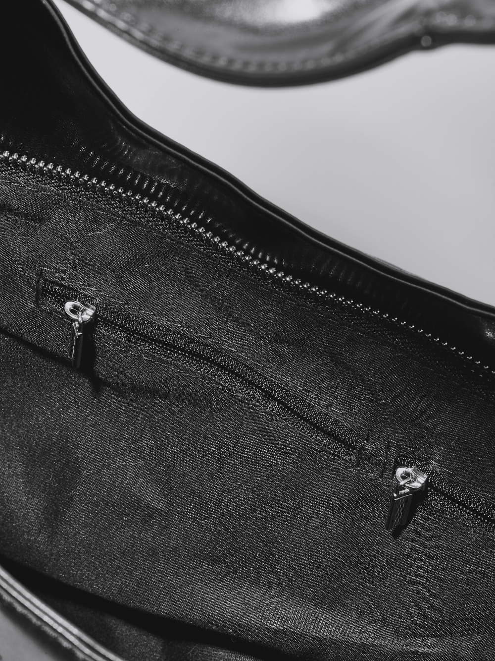 Moderne Schultertasche Damen mit Fronttaschen – Veganes Leder in Schwarz & Rot