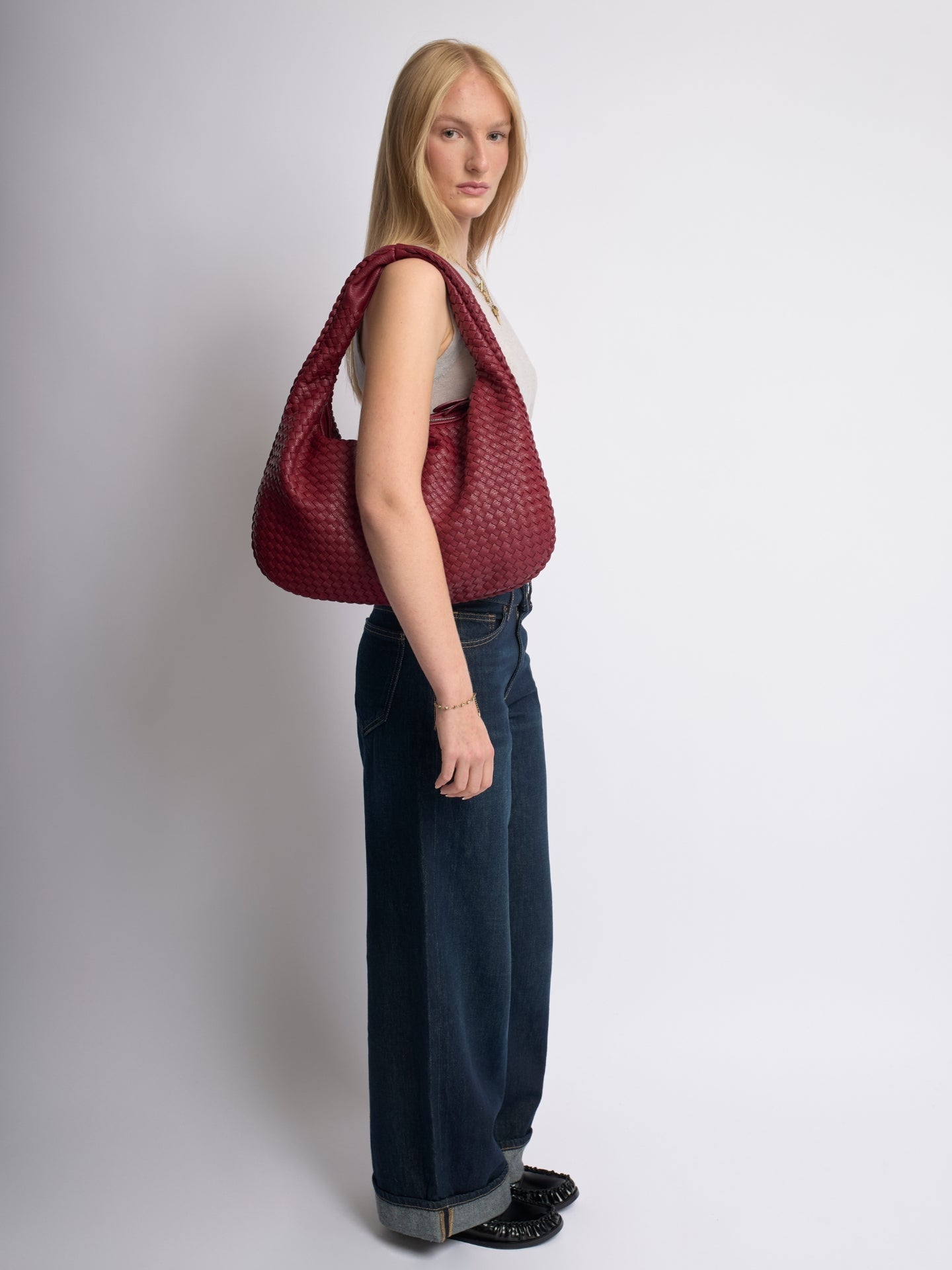 Luxuriöse Geflochtene Schultertasche für Damen – Schwarz und Rot – Geräumig & Stilvoll