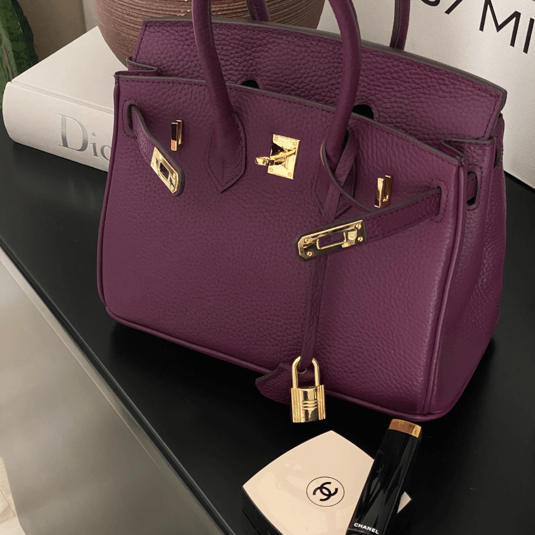 Ikonische Luxus-Handtasche aus veganem Leder mit goldenen Akzenten – Stilvolles Design für Damen