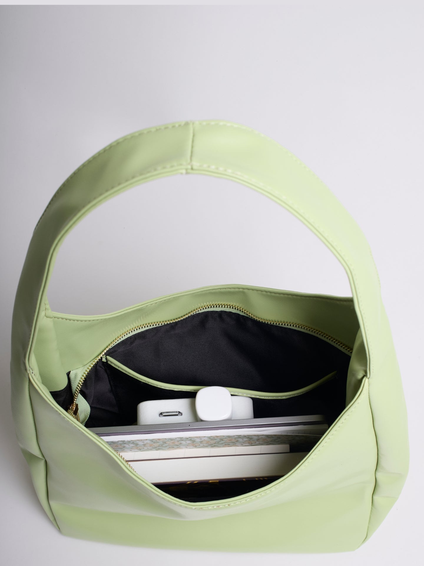 Geräumige Schwarze Schultertasche aus Veganer Leder – Minimalistisches Design