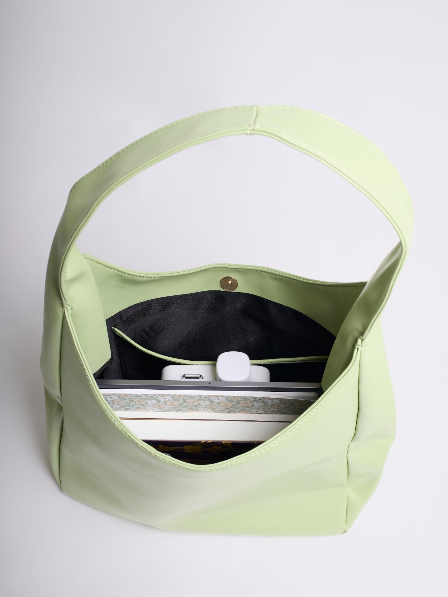 Geräumige Schwarze Schultertasche aus Veganer Leder – Minimalistisches Design