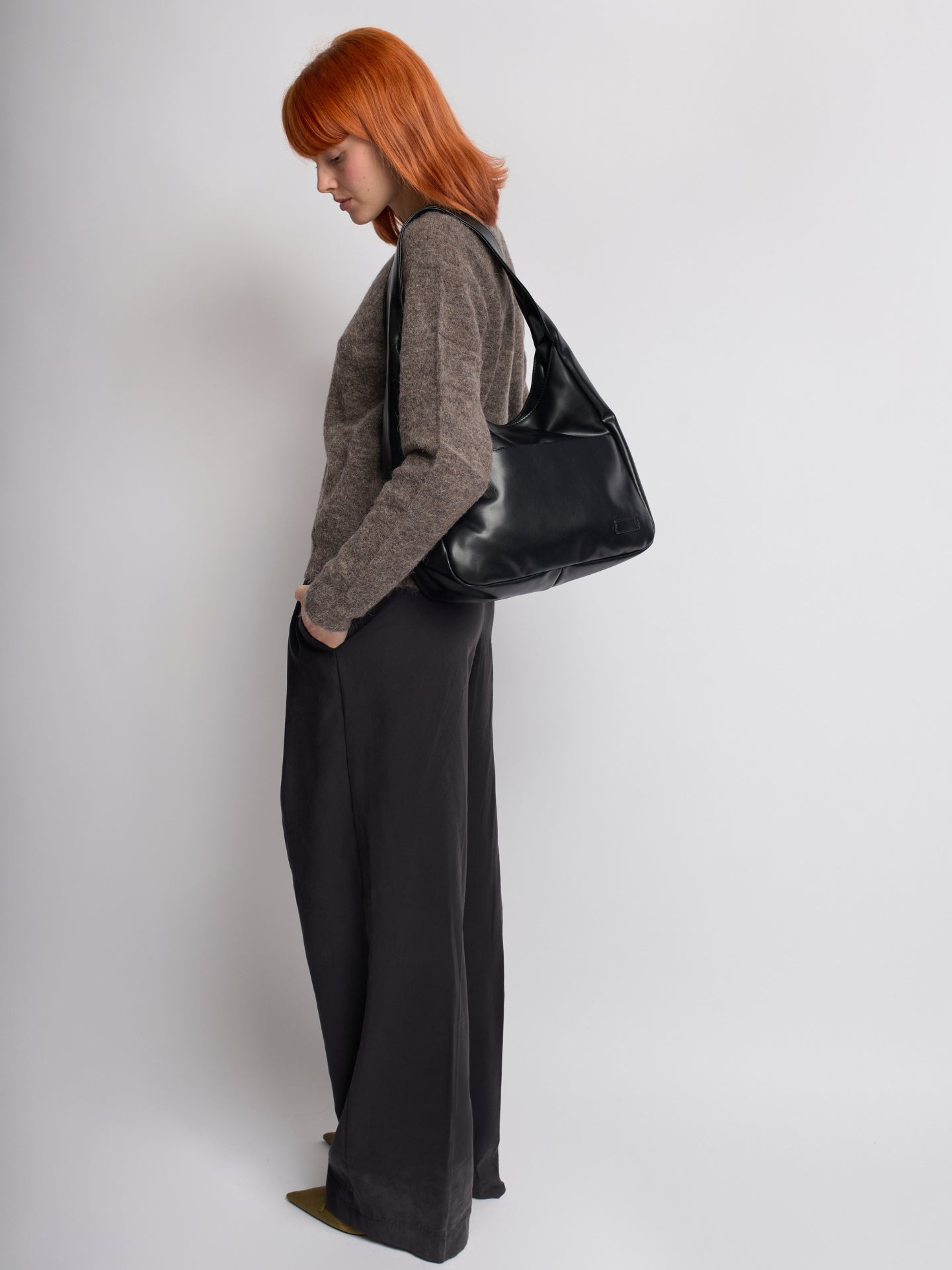 Geräumige Schwarze Schultertasche aus Veganer Leder – Minimalistisches Design