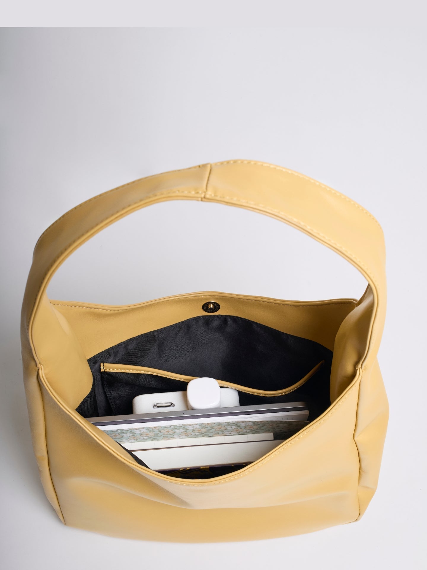 Geräumige Schwarze Schultertasche aus Veganer Leder – Minimalistisches Design