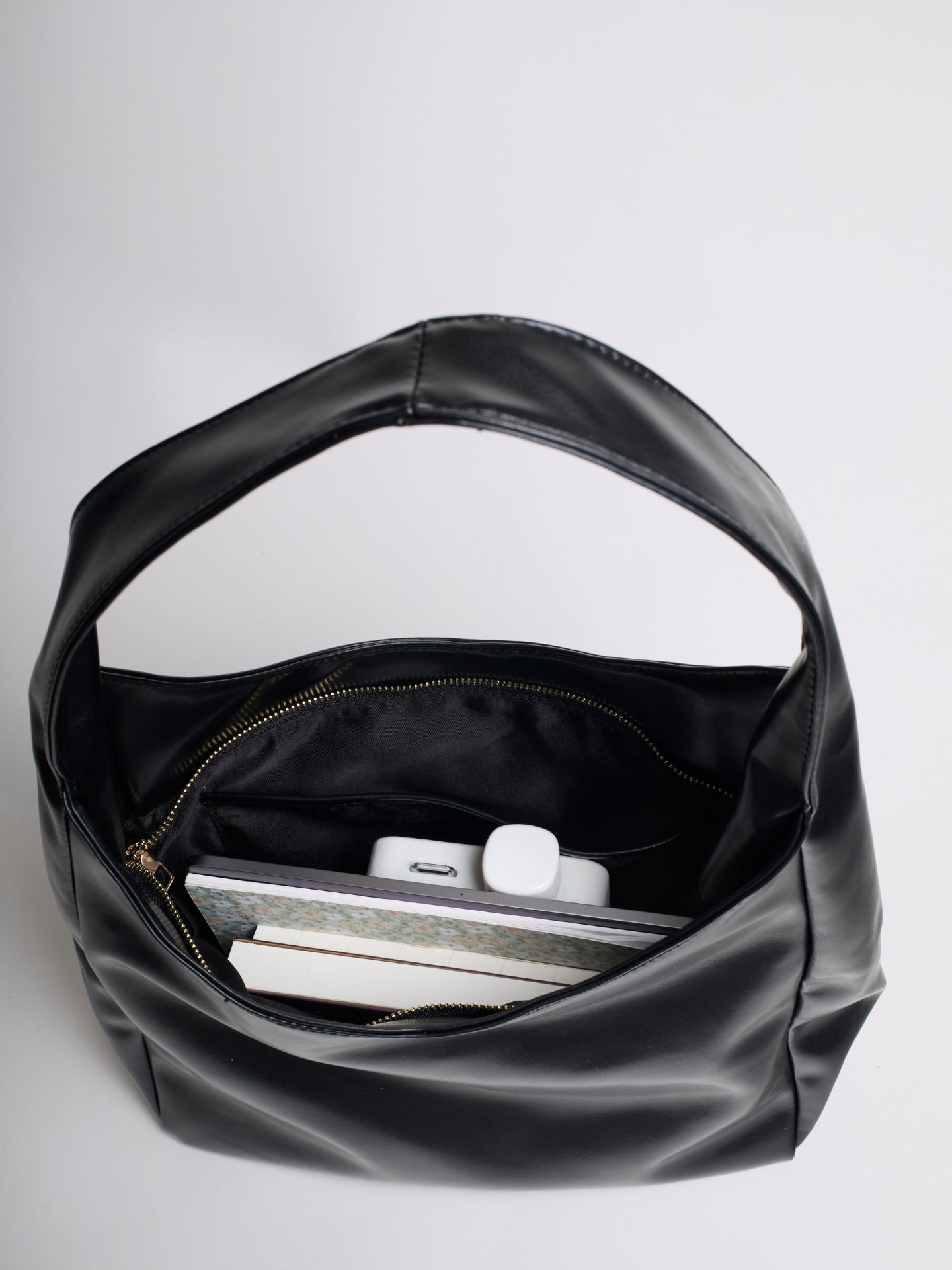 Geräumige Schwarze Schultertasche aus Veganer Leder – Minimalistisches Design