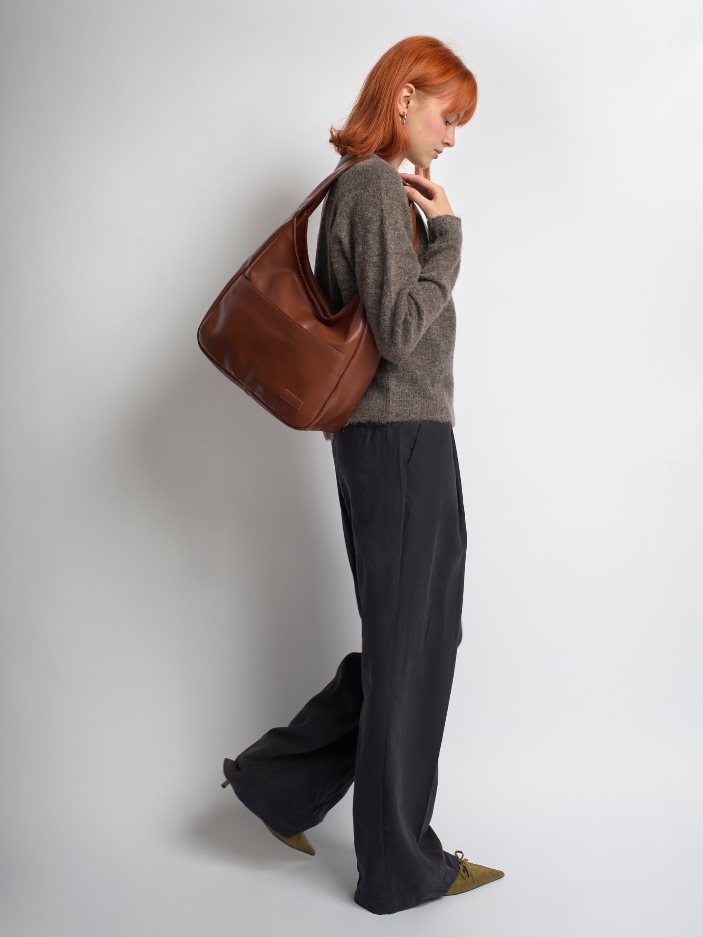 Geräumige Schwarze Schultertasche aus Veganer Leder – Minimalistisches Design