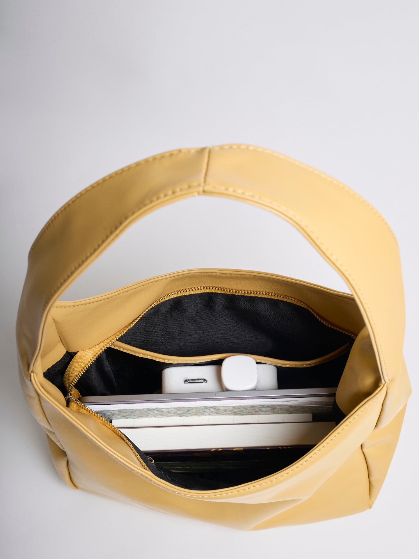 Geräumige Schwarze Schultertasche aus Veganer Leder – Minimalistisches Design