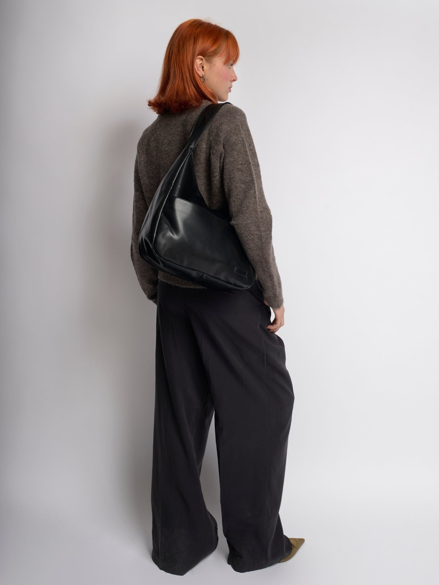Geräumige Schwarze Schultertasche aus Veganer Leder – Minimalistisches Design