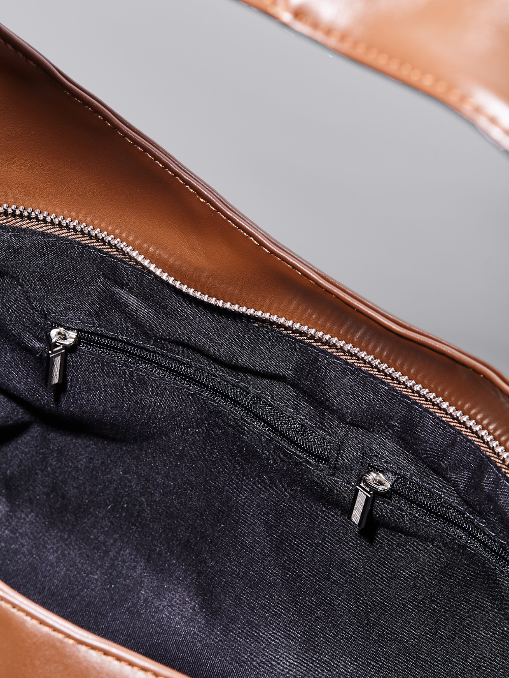 Moderne Schultertasche Damen mit Fronttaschen – Veganes Leder in Schwarz & Rot