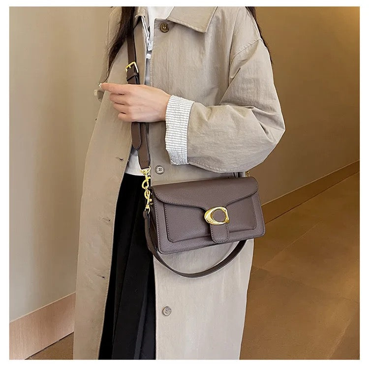 Vegane Umhängetasche mit goldener Schnalle – Stilvolle Crossbody Bag für Damen