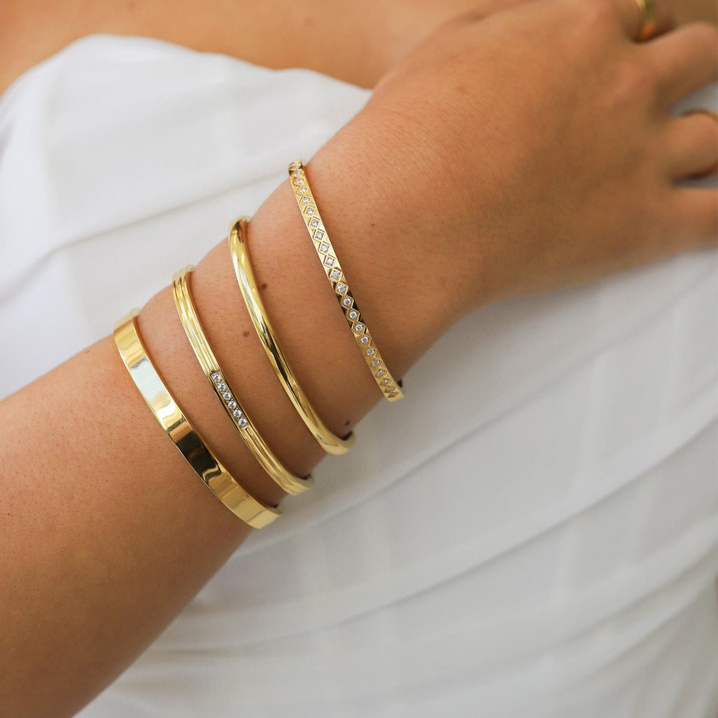 Goldfarbene Edelstahl Armspange – Hypoallergen & Wasserfest – Minimalistisches Design für Damen